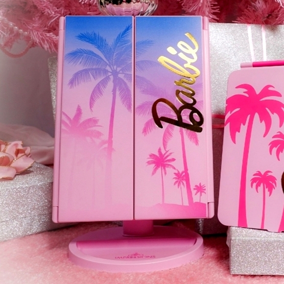 Barbie Trifold LED Makeup Mirror - Picture 7 of 10